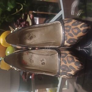 8 5 GUESS HEELS, LOTS OF LIFE LEFT!!